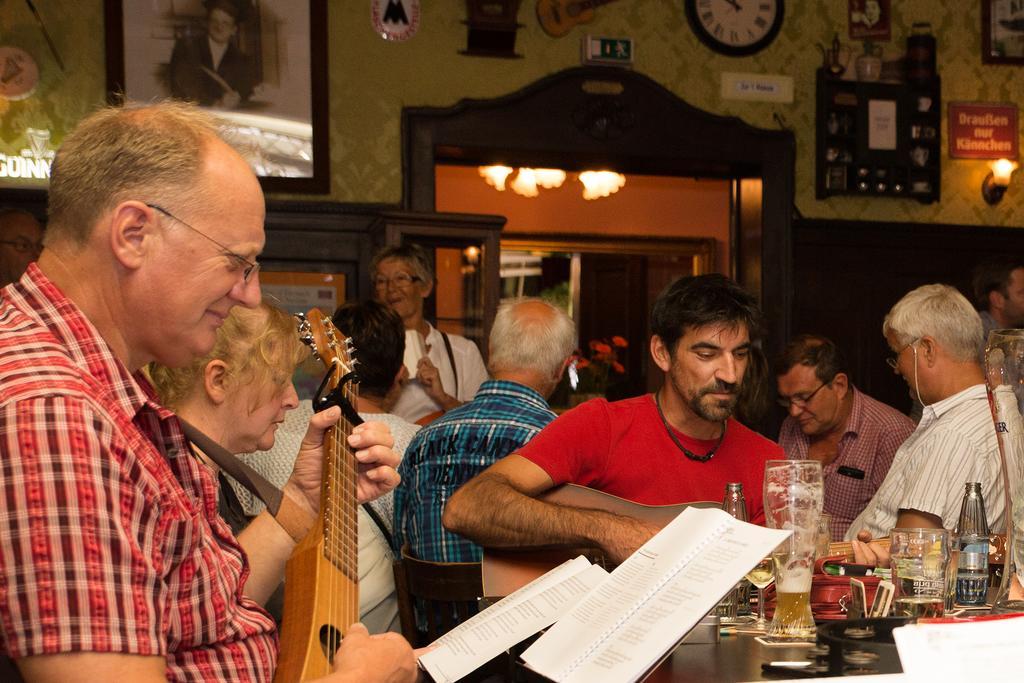 Hajo'S Germania Lodge & Irish Pub Rüdesheim am Rhein Buitenkant foto