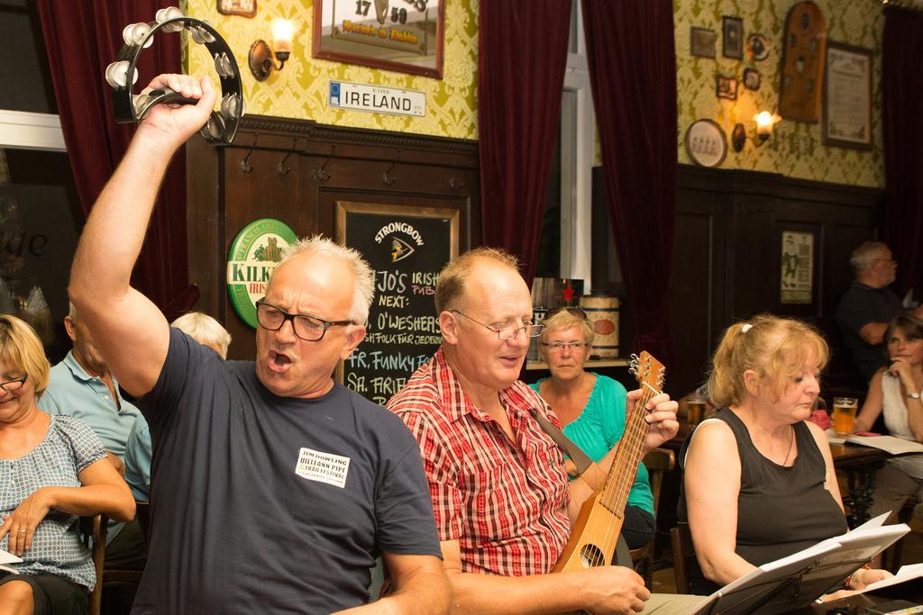 Hajo'S Germania Lodge & Irish Pub Rüdesheim am Rhein Buitenkant foto