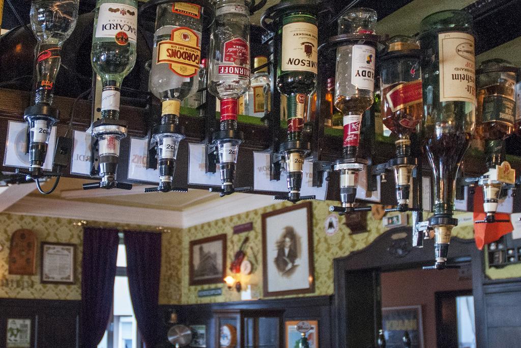 Hajo'S Germania Lodge & Irish Pub Rüdesheim am Rhein Buitenkant foto