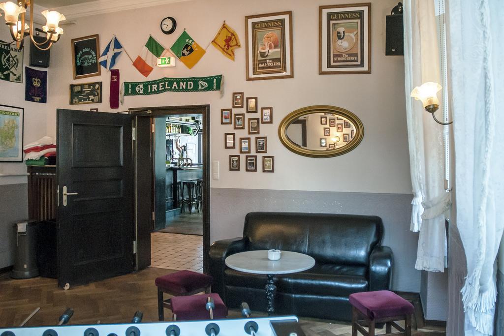 Hajo'S Germania Lodge & Irish Pub Rüdesheim am Rhein Buitenkant foto